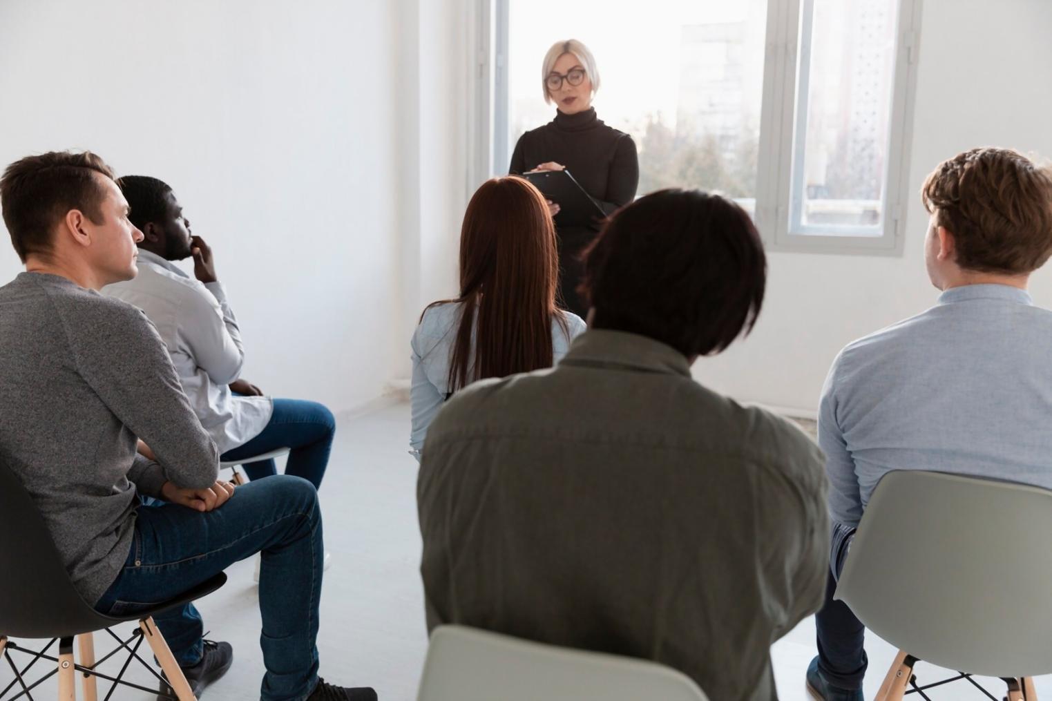 Finanzanalyse und Budgetberichte auf modernem Arbeitsplatz