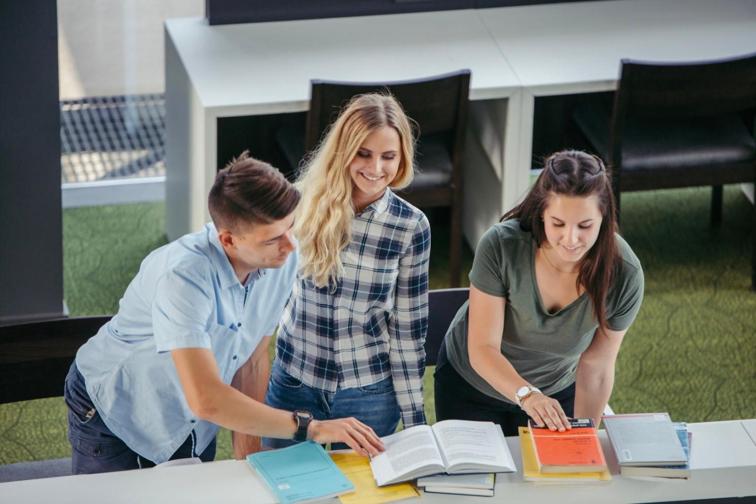 Team-Meeting zur Besprechung von Finanzzielen und Budget-Compliance