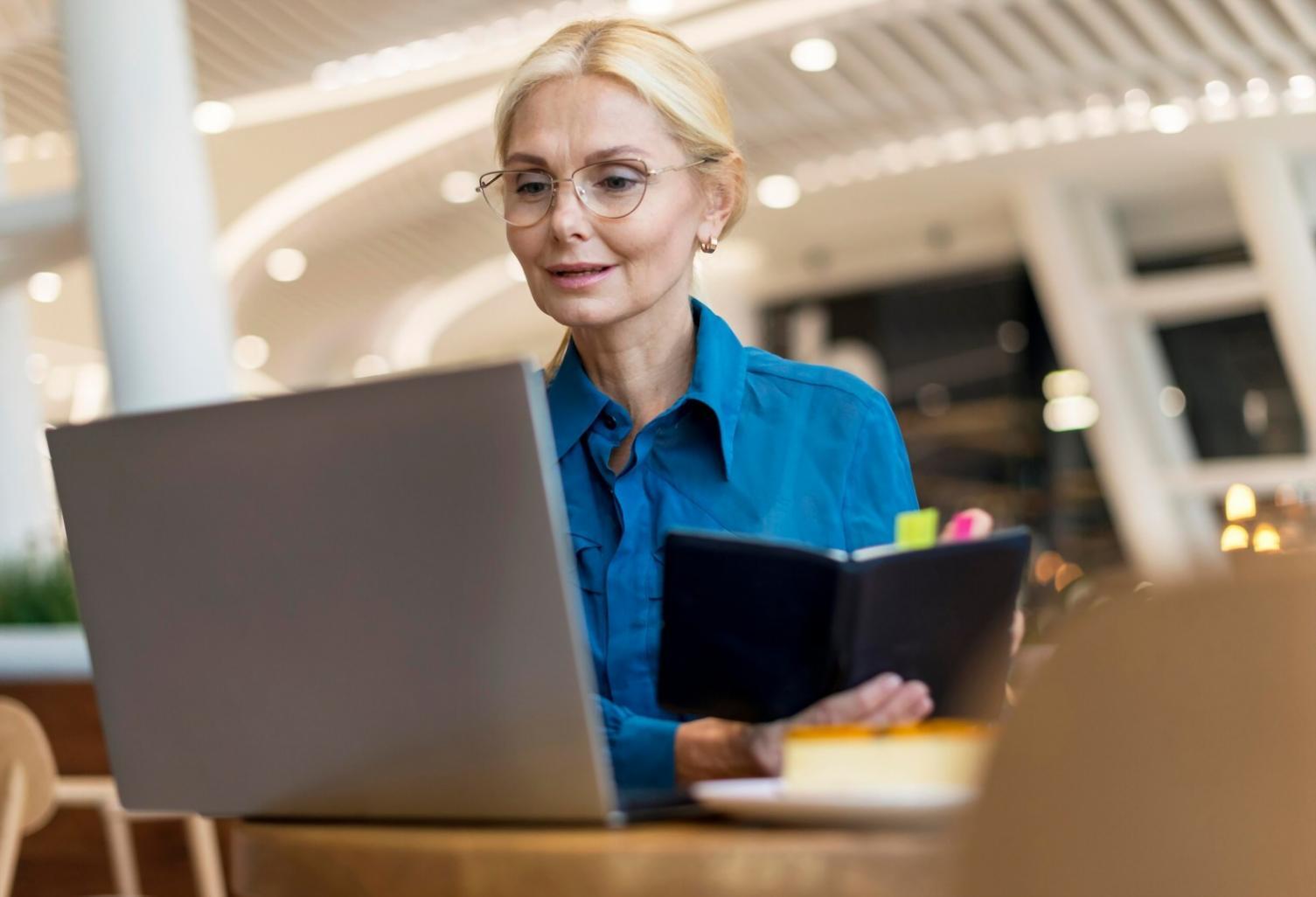 Detailansicht von Budget-Dokumenten und Finanzplanungsunterlagen