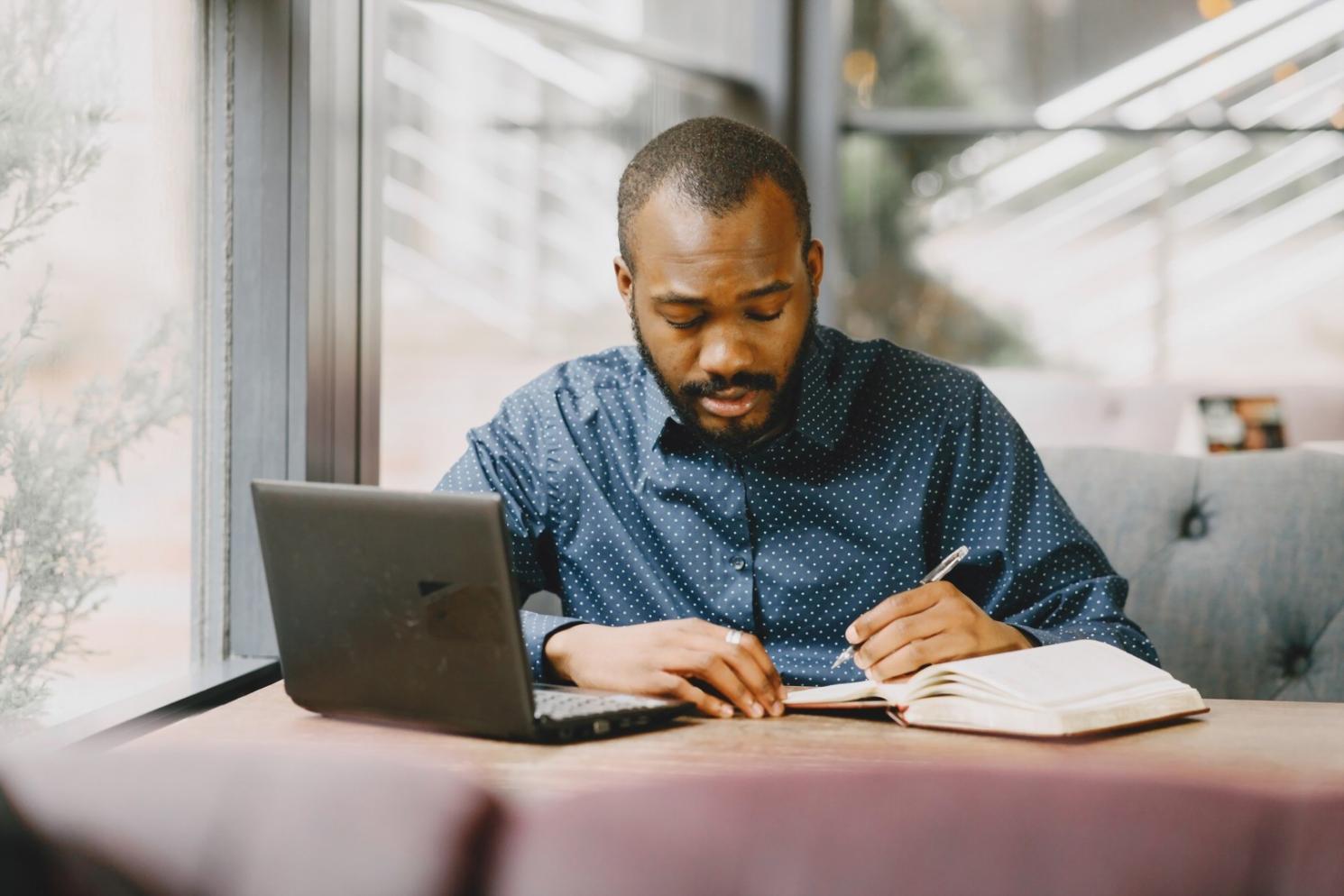Finanzdokumente und Analysetools auf einem modernen Schreibtisch